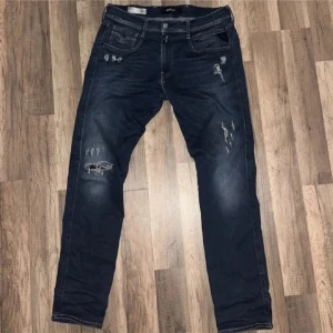 Replay Anbass Hyperflex - Tvärfeta Replay Anbass med fina slitningar. Storlek: 32/32 men passar även storlek 31. Skick:9/10 Perfekt skick, använda fåtal gånger pga det är för stora. Skriv för mer bilder! 