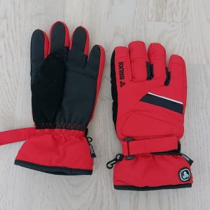 Röda vantar från Brugi - Säljer ett par röda vinterhandskar från Brugi i storlek 152/158 - ålder 12/13. Säljer åt en vän som ska flytta utomlands och inte behöver dem längre🌸