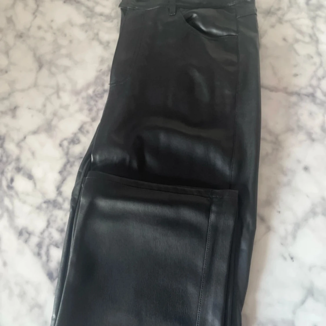 Svarta skinnbyxor