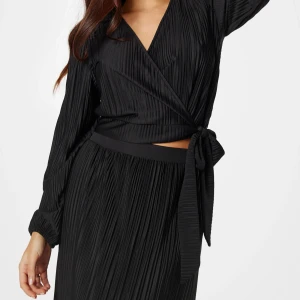 Svart omlottklänning med plissering - 2 sett topp och kjol från bubbleroom för 280kr 