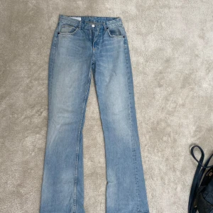Ljusblå bootcut jeans från Zara - Skriv för fler bilder