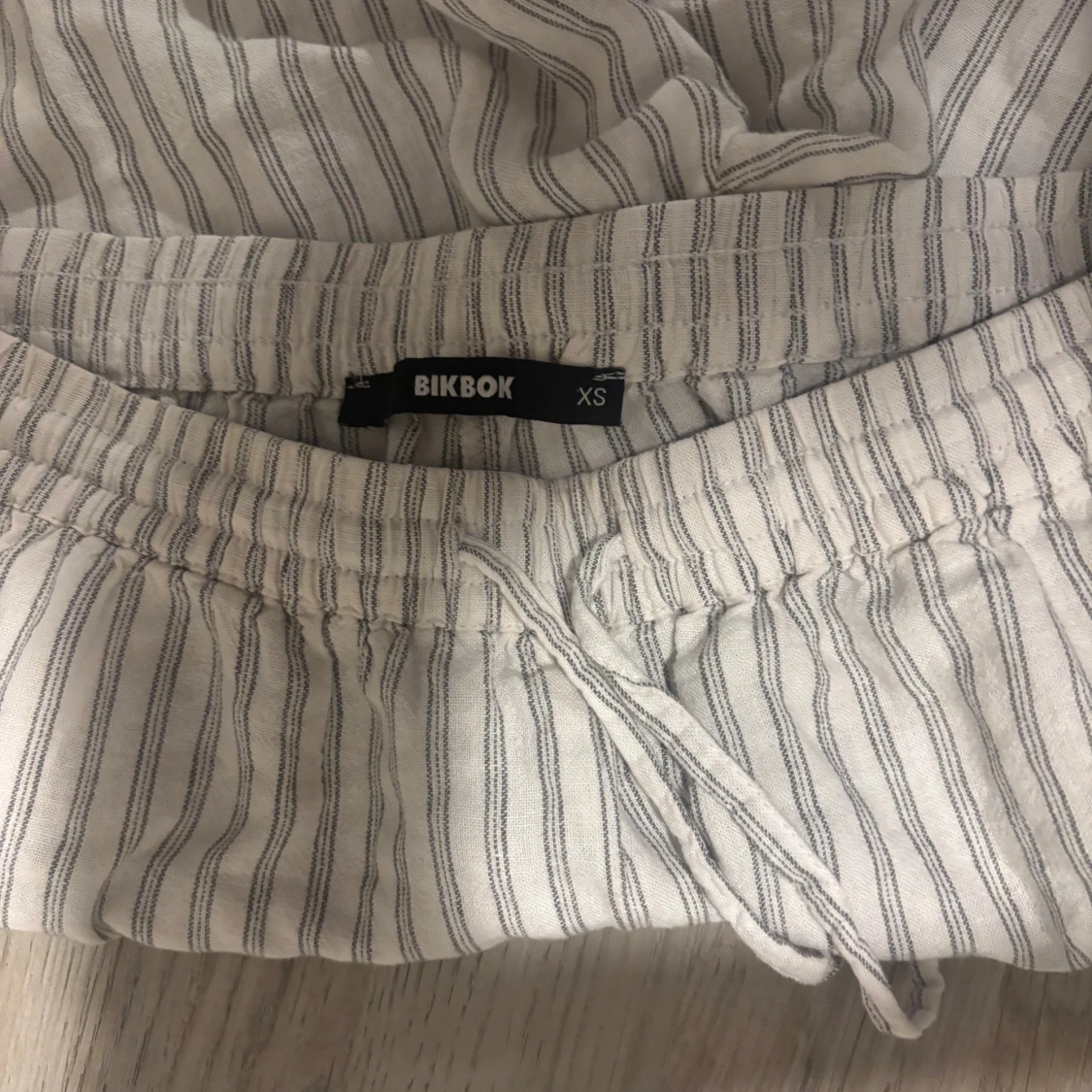 Randiga linnebyxor från BikBok - 2