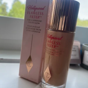 Charlotte Tilbury Hollywood Flawless Filter 2 Fair/Pale - Charlotte Tilbury Hollywood Flawless Filter i nyansen 2 Fair/Pale. Flytande formula i glasflaska med roséguldfärgat lock. Ger en glowig finish och kan användas som foundation, primer eller highlighter. Köptes för 565 och använd i Max 4 sminkningar och milt med användning så ca 95% produkt kvar🤗 Buda priser kan tänka mig o sänka då jag gärna vill bli av med den🤗