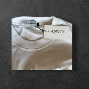 Vit t-shirt från Lanvin x Gallery Dept. - Vit t-shirt från Lanvin x Gallery Dept. ny kostar 8000 och det är ny sick