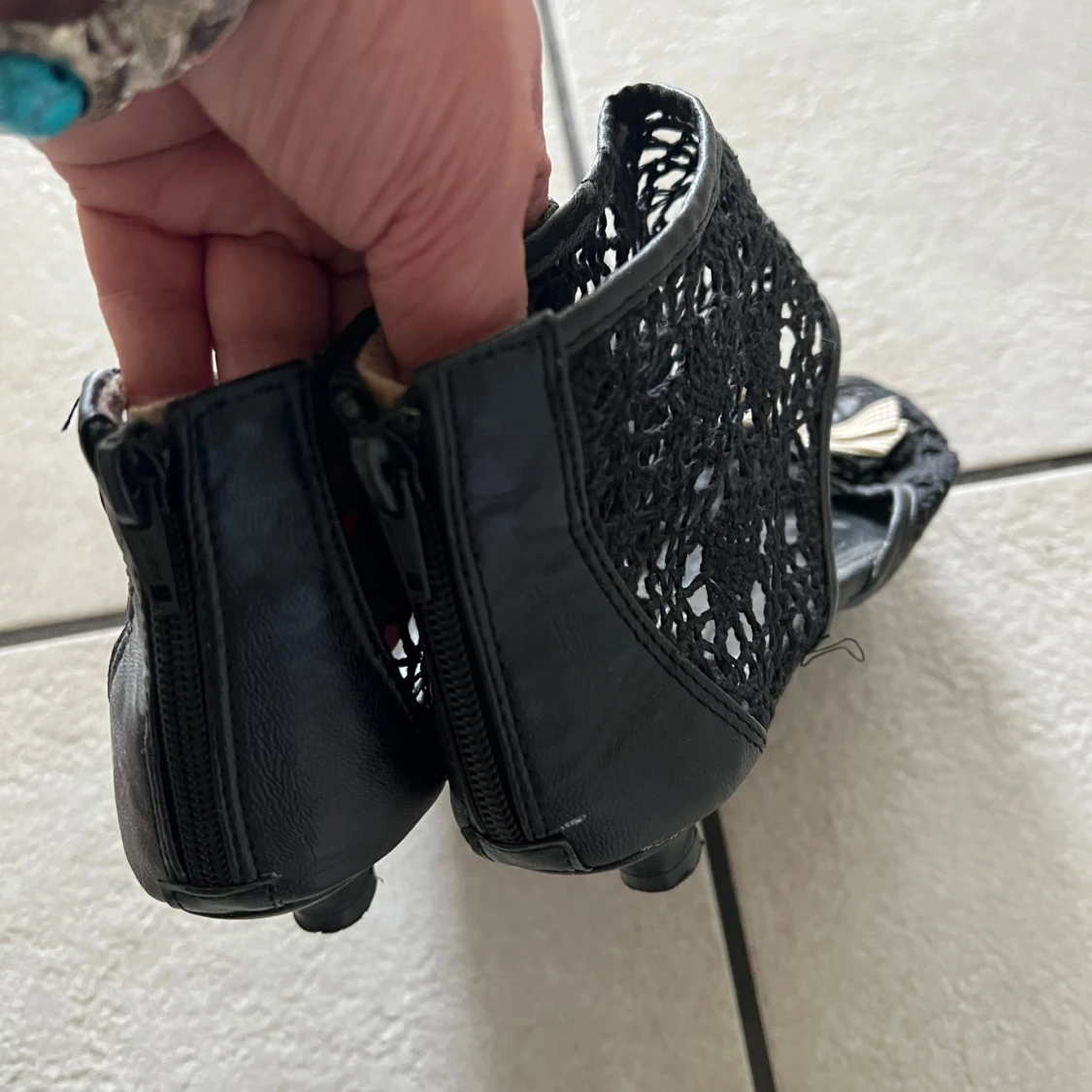 Svarta spetsiga sandaletter med rosett - 2