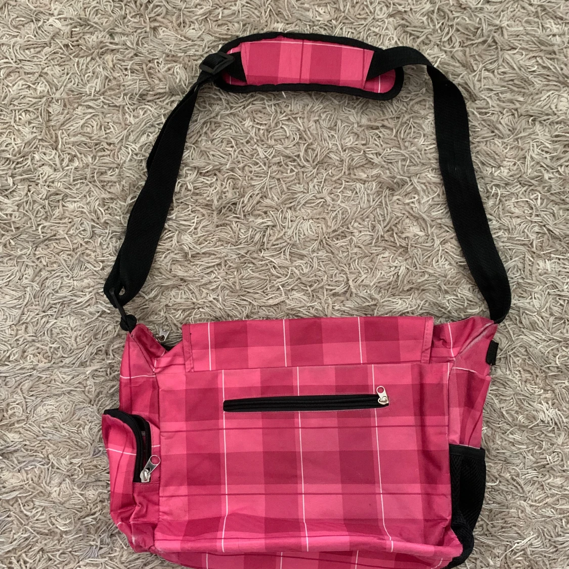 Rutig rosa axelväska med flera fack - 1