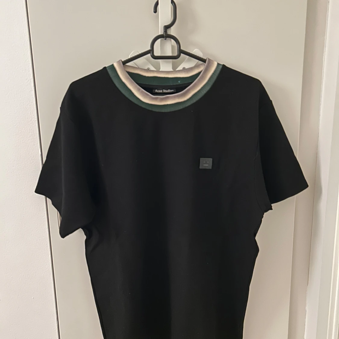 Acne studios Svart t-shirt med kontrastkrage
