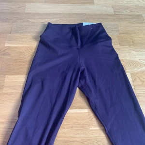 bootcut träningsbyxor  - jätte snygga bootcut tränings byxor som man kan vika ner till low waist. Använd aldrig och har lappen fortfarande på byxorna.