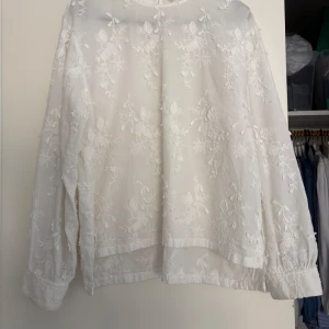 Vit blus från Arket  - Vit blus från Arket med brodyr, endast använd en gång!
