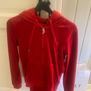 Juicy couture hoodie - Säljer röd hoodie från juicy couture, storlek S❤️ inga defekter 
