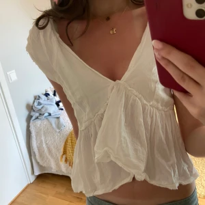 Vit sommartopp - Sjukt gullig sommartopp, såå fin när man e brun😍 knappt använd