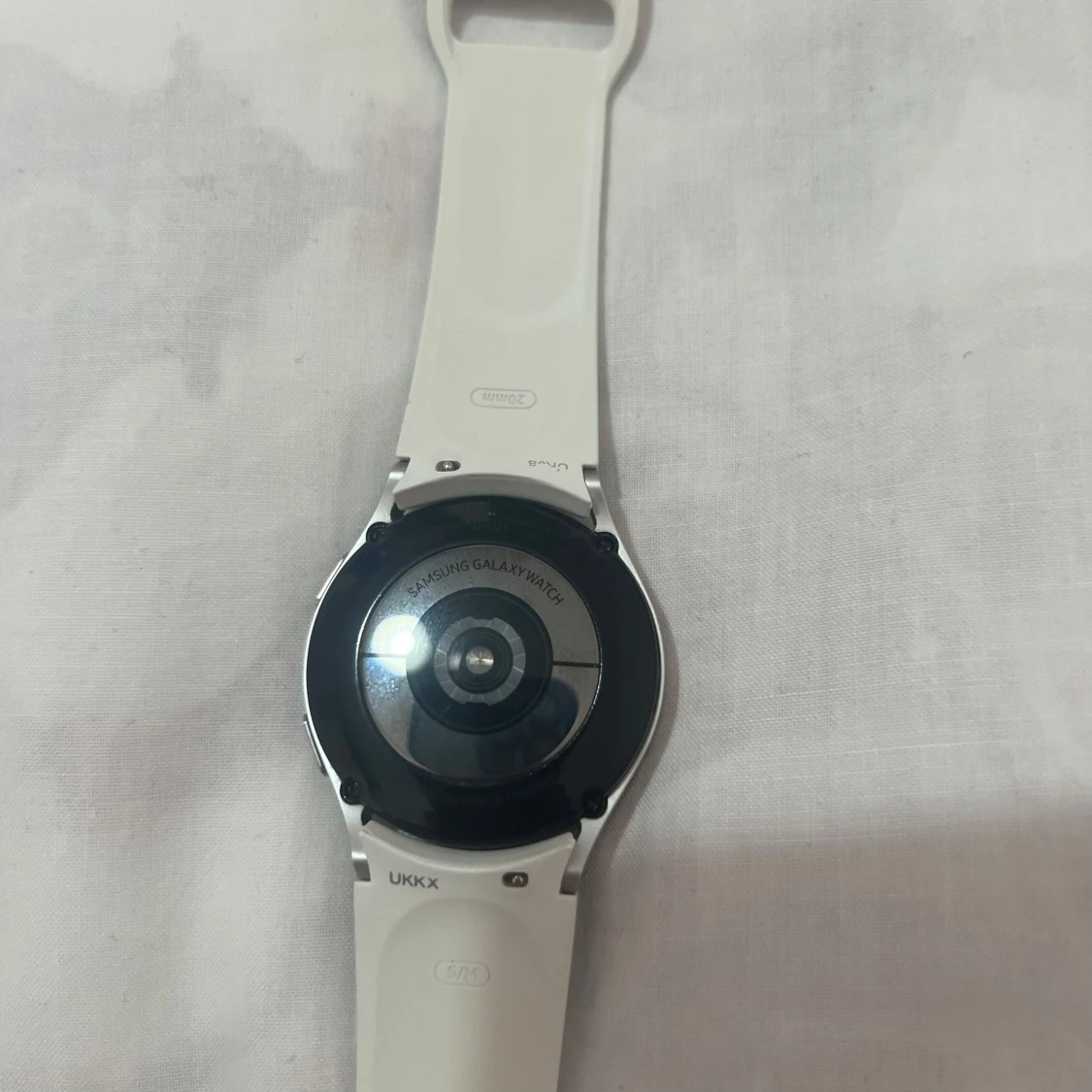 Vit Galaxy Watch4 med vit silikonarmband - 4