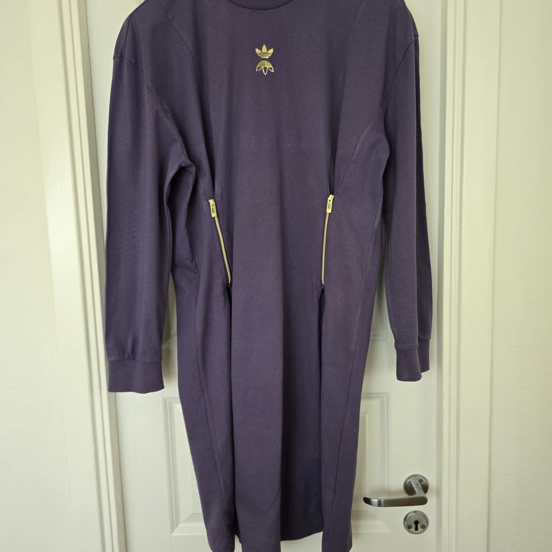 Lila långärmad klänning från Adidas