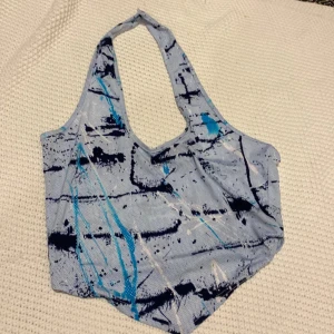 Blåvit linne  med abstrakt mönster - Säljer ett linne m glitter. M/L men litet 