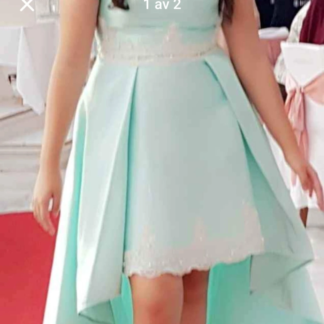 Ljusblå långklänning med spets och snörning