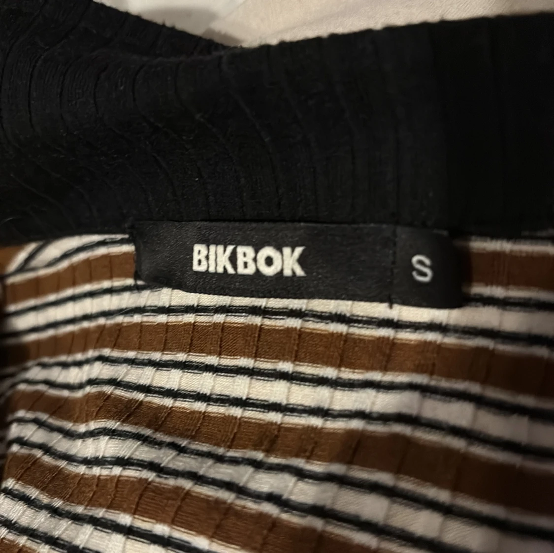 Brun och vit randig skjorta från BikBok - 3