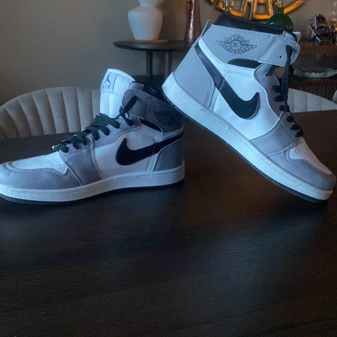 Nike Air Jordans i grått och vitt - 2