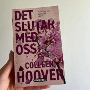 Det slutar med oss colleen hoover - En gripande roman om kärlek, mod och svåra val. Perfekt för unga vuxna som gillar starka känslor och tankeväckande berättelser. Boken är hyllad av läsare världen över och är en New York Times-bästsäljare.