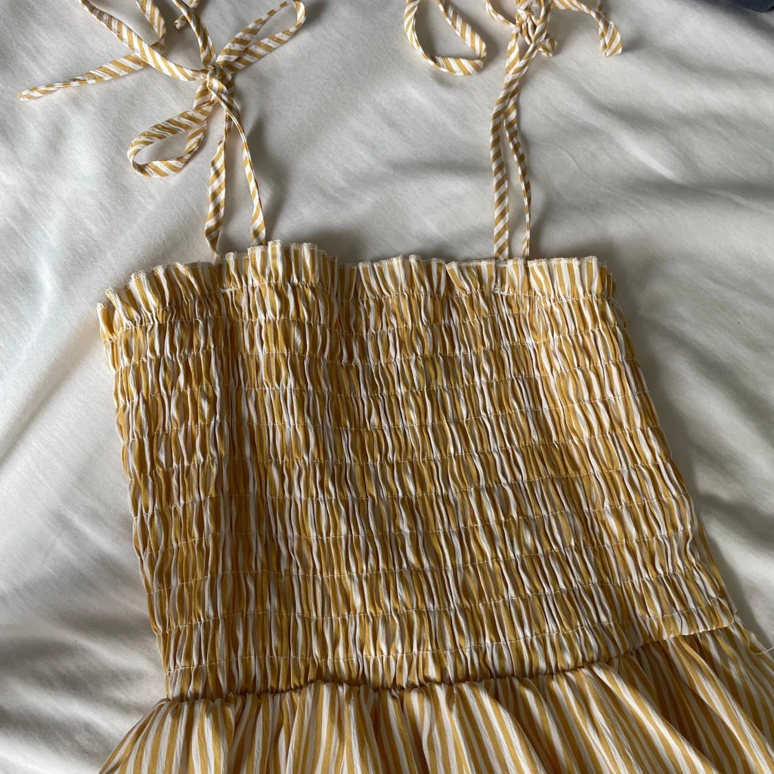 Gul och vit randig klänning med smock och knytband