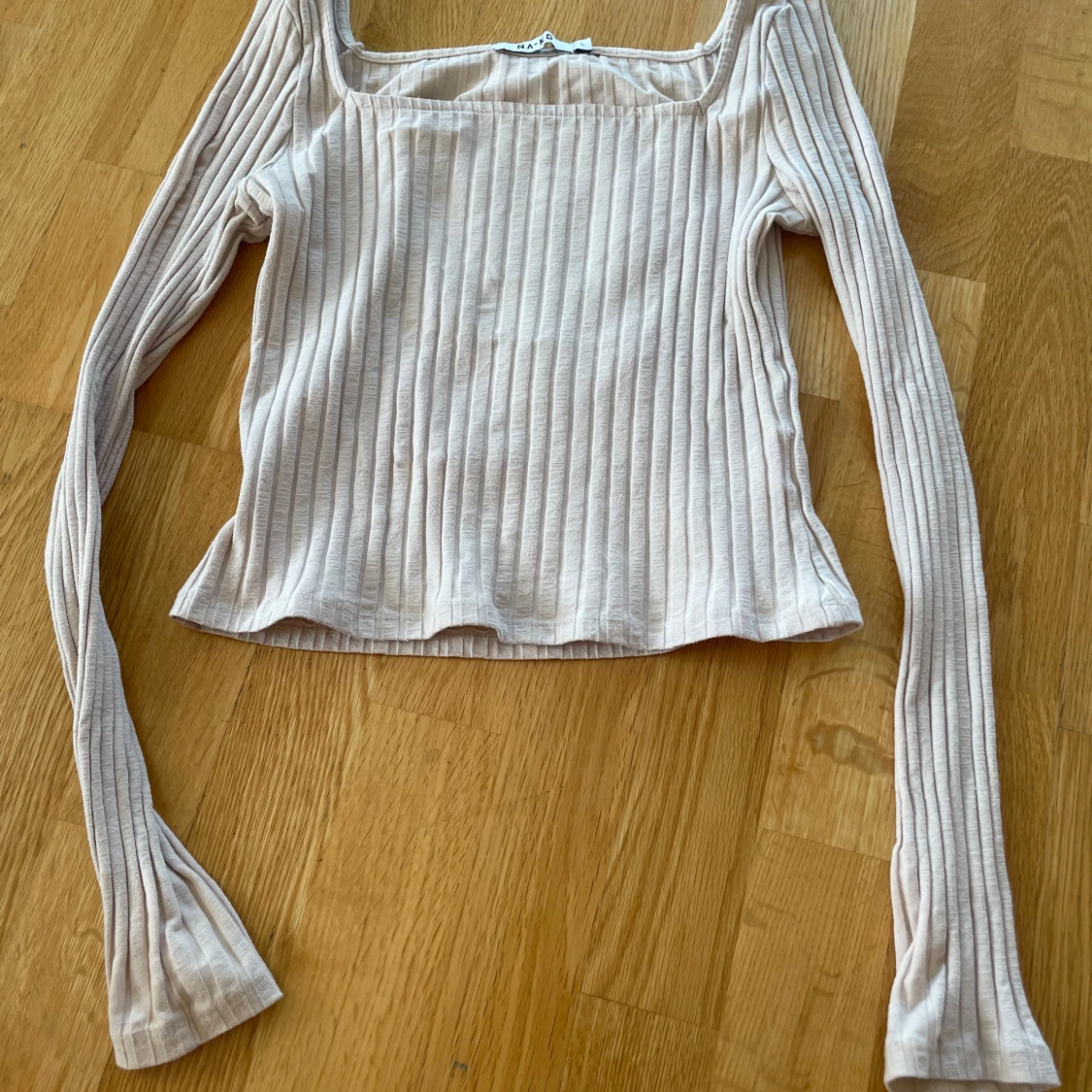 Beige ribbad långärmad topp