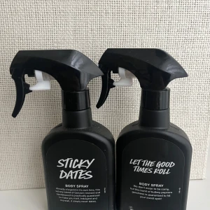 Sticky Dates & Let The Good Times Roll Body Spray 200 ml - Let the good times roll och sticky dates i body spray. Relativt nya, använda ungefär 1-2 gånger.  Man kan layera de tillsammans eller med andra parfym, håller väldigt länge!   Nypris: 790kr  