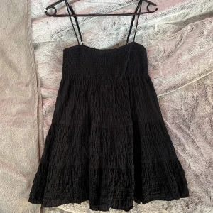 Miniklänning  - Säljer denna supergulliga miniklänningen från Zara 🫶 I toppen skick och inga defekter 💛