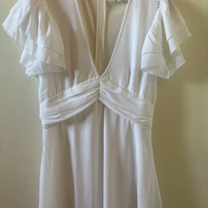 Vit klänning - Säljer denna fina oanvända klänning från bubbleroom i storlek 34/XS 💞Perfekt nu till sommaren eller studenten! 🥰