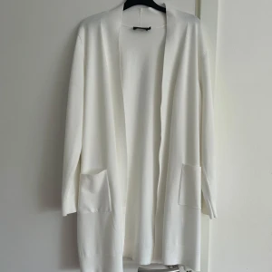 Vit cardigan från brandtex - Vit cardigan endast testad. Ej tvättad men har inte kvar prislappen.