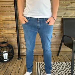 Replay Anbass - Säljer dessa sjukt fina replay anbass, dom är väldigt stretchiga och komfortabla. Storleken är 32/34. Bra skick men använd ett tag därav priset!