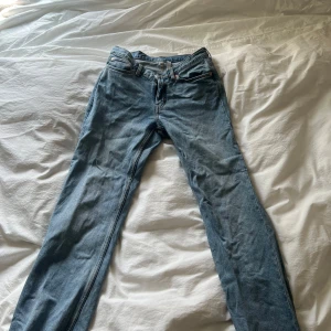 Blå straight jeans från Weekday - Säljer ett par klassiska blå jeans från Weekday i modellen Twig Mid Straight. Jeansen har normal passform, raka ben och traditionell femficksdesign. Perfekta för dig som gillar en enkel och tidlös stil.
