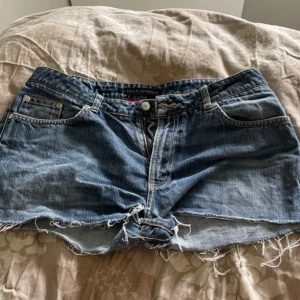 Jeansshorts från Oscar Jacobson - Säljer ett par klassiska blå jeansshorts från Oscar Jacobson. Tumstorleken är 34/32. Har andvänds några gånger, men ser ändå kanske nya ut, finns inga håll eller något. Perfekta för sommaren!