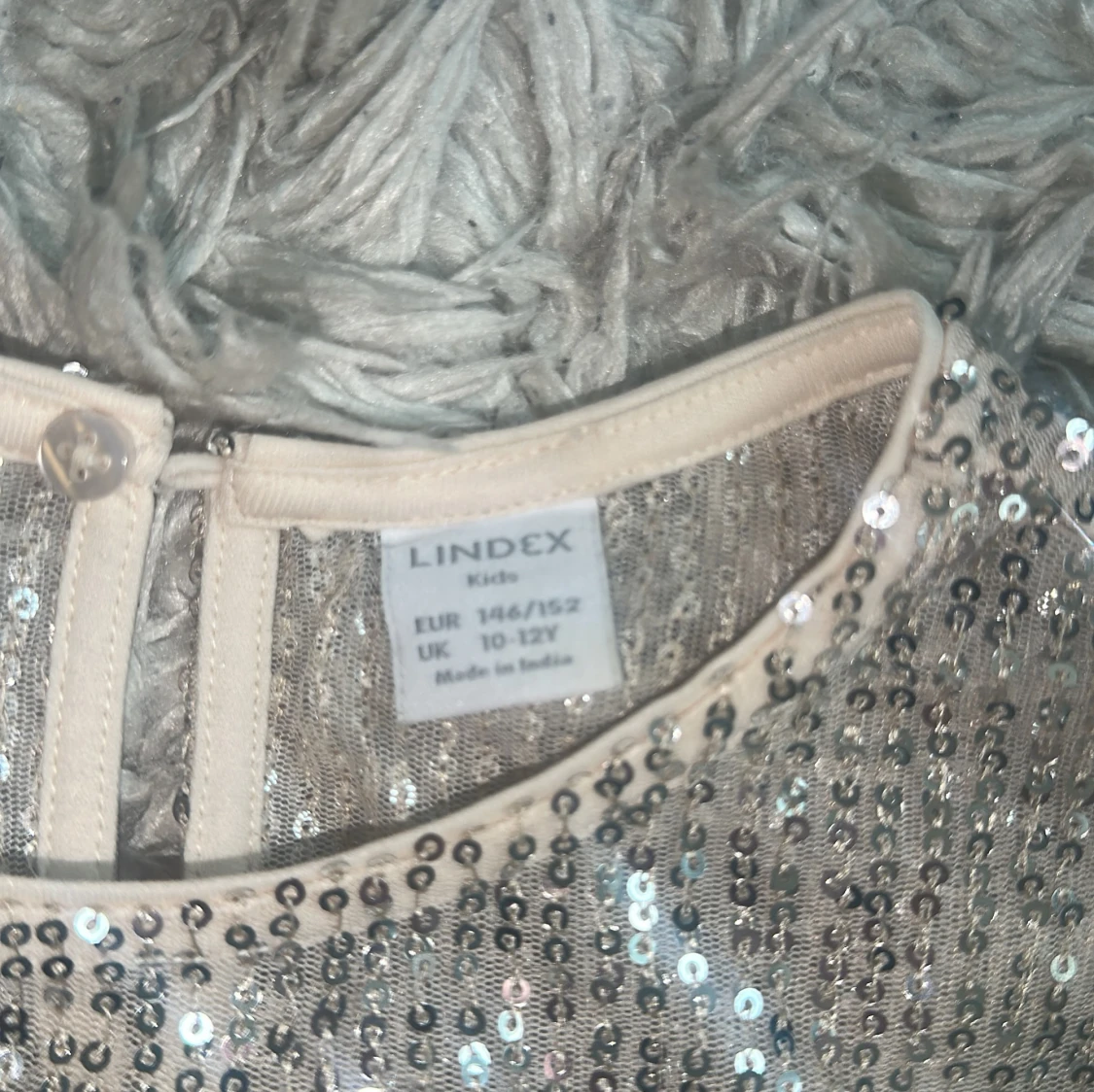 Glittrig topp med volangärmar från Lindex - 2