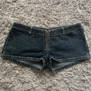 Jeansshorts - Super snygga jeansshorts med midjemåttet 40 cm tvärs över💕