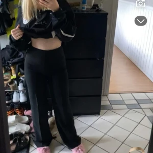 Kostymbyxor H&M - Svarta kostymbyxor från H&M, använda rätt myvket så lite noppriga men annars är de i bra skick! Skriv gärna för fler bilder!