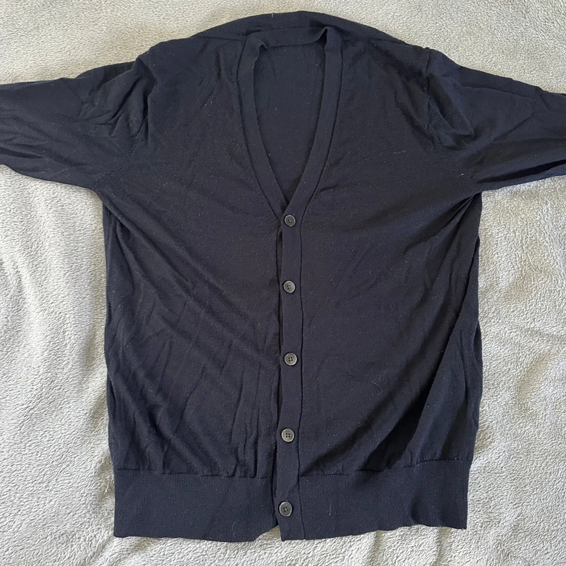 Mörkblå kofta med knappar