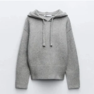 Stickad hoodie - Säljer min as snygga stickade hoodie från Zara eftersom den aldrig kommer till användning tyvärr! Något nopprig