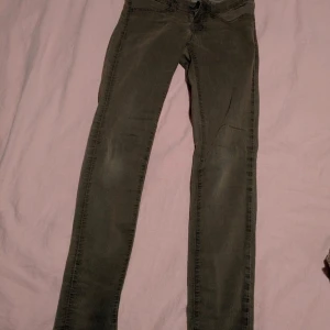 Bruna manchesterbyxor med normal passform - Säljer ett par bruna manchesterbyxor med klassisk femficksdesign och normal passform. Byxorna har dragkedja och knapp framtill samt bälteshällor i midjan. Perfekta för dig som gillar en tidlös och avslappnad stil.