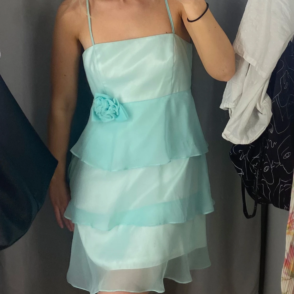 Ljusblå volangklänning med blomdetalj - 1