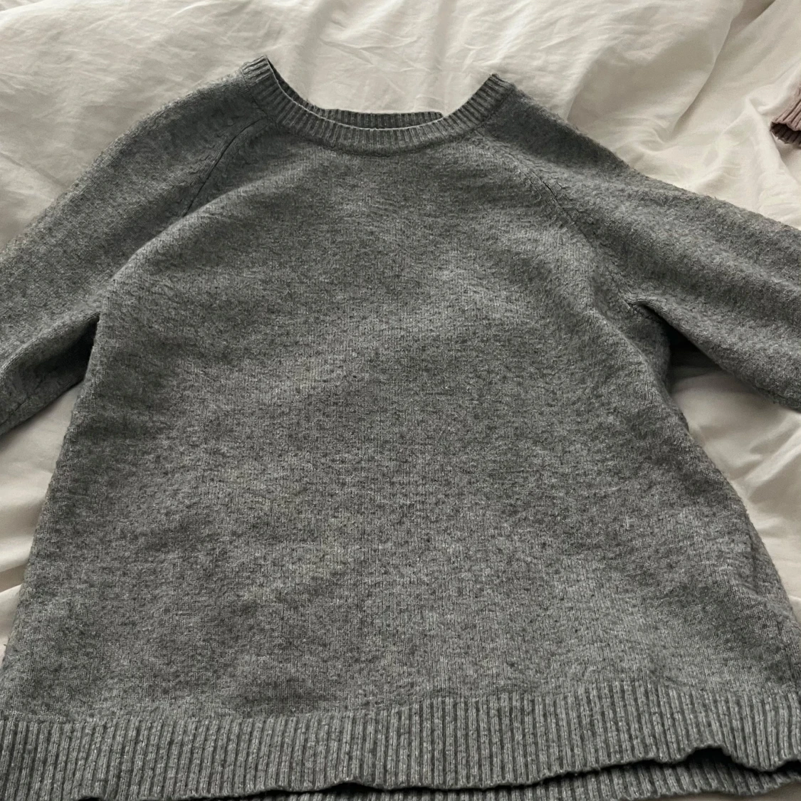 Grå stickad tröja från ONLY