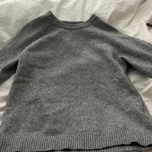 Grå stickad tröja från ONLY - Säljer denna grå stickade tröja från ONLY i storlek XS. Perfekt basplagg till garderoben! Hör av er vid frågor, annars är det bara att klicka på köp nu❤️