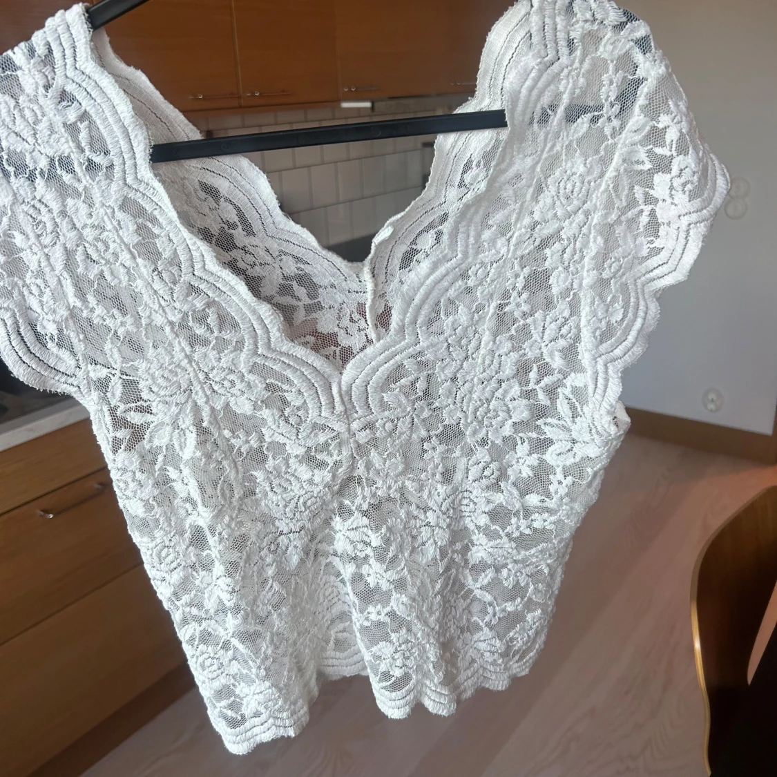 Vit spetsblus med v-ringning - 1