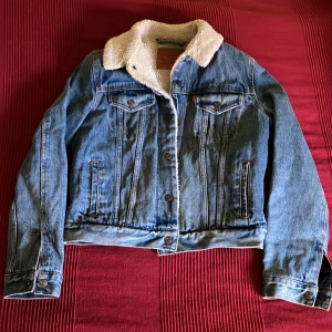 Jeansjacka - Finns lite slitage på ena ärmen och smuts i kragen, annars är den bra skick!