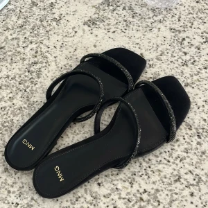 Svarta sandaler med glittriga band från Mango - Svarta glittriga sandaler från mango, helt oanvända, passar för mig som har 37/38 i skostorlek. Skriv för frågor💕