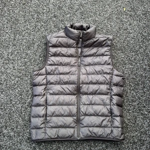 Uniqlo väst svart - Sjukt go väst. Bra nu till vår. Skick 8,5/10. Size S! Sitter true to size! Hör av dig vid minsta fundering🤩