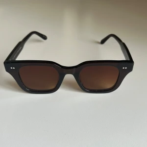 04 Brown chimisolglasögon  - Solglasögon i 04 Brown från Chimi. Synligt använda men inga större repor eller liknande🥰