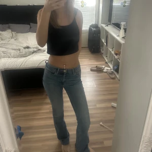 Blåa jeans - Snygga jeans köpta på Zara för 3-4 år sedan o sitter jättefint på, i bra skick 💞