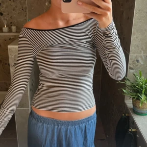 Randig långärmad  - Långärmad randig tröja med urringning i ryggen. Från arket!  S