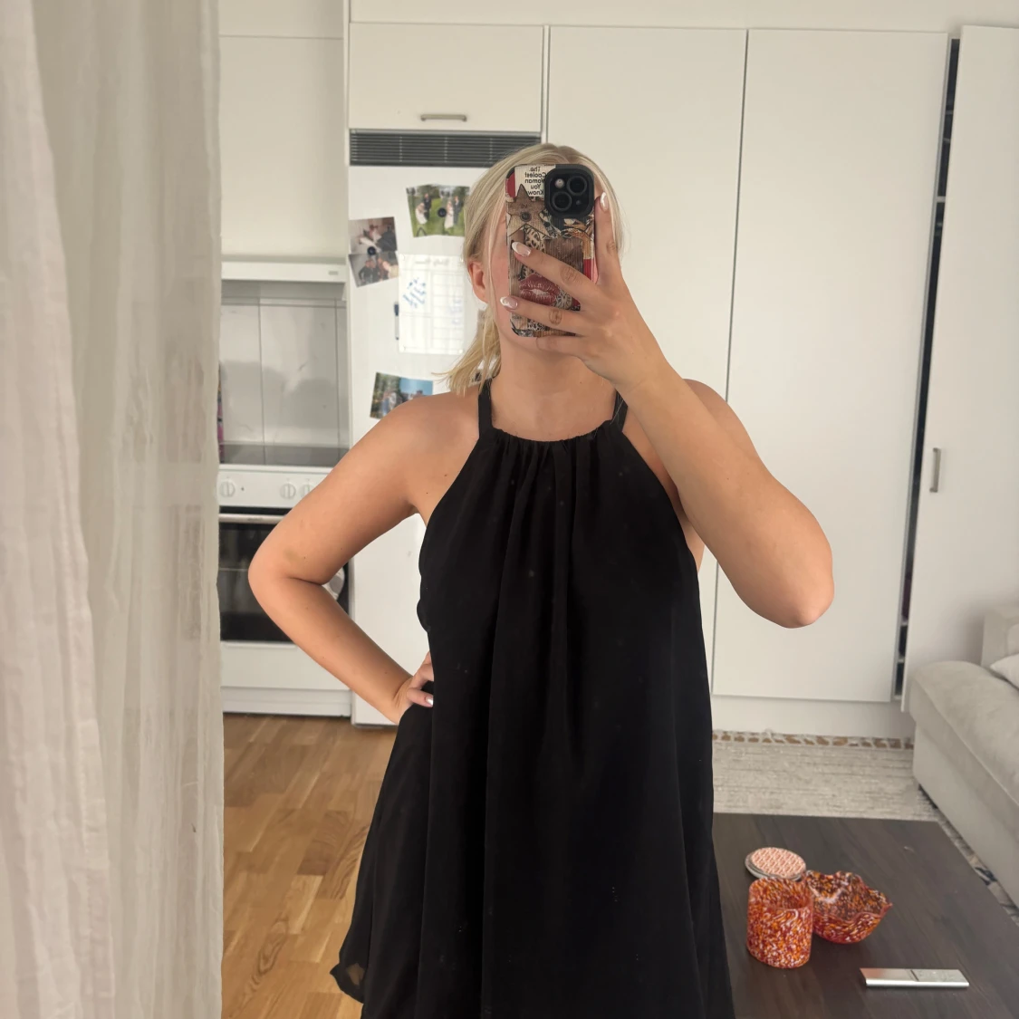 Svart halterneckklänning