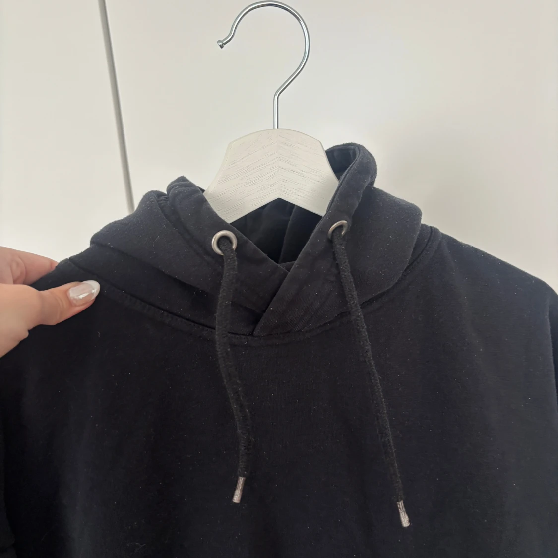 Svart hoodie med luva - 2