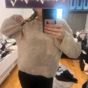 Beige stickad tröja från lager 157 - Mysig beige stickad tröja från lager 157 i modellen Signe: Tröjan är i jättemjukt material och passar perfekt till alla dagar. Säljer eftersom att den tyvärr inte kommer till användning längre